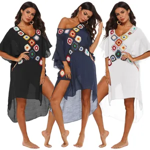 Details van de gehaakte patchwork strandjurken voor dames in zwart, marine en wit