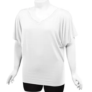 Λεπτομέρεια λευκού T-shirt σε μεγάλο μέγεθος με λαιμόκοψη V και άνετα μανίκια νυχτερίδα