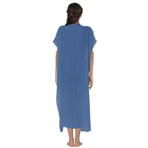 Vista trasera de un vestido largo azul para playa con detalle delicado de ganchillo