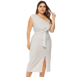 Detail van zilveren glitterstof en split op deze plus size one-shoulder jurk