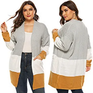 Vue de face et de dos d'un cardigan long à blocs de couleurs pour femmes avec poches.