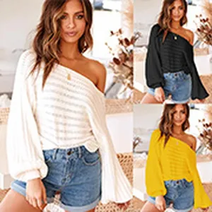 Vue détaillée du pull en maille lâche à épaules dénudées disponible en plusieurs couleurs