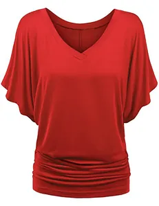 Λεπτομέρεια κόκκινου T-shirt με λαιμόκοψη V, μανίκια νυχτερίδα και κομψό μαζεμένο τελείωμα.