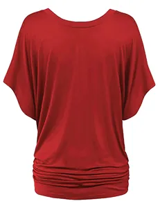 Λεπτομέρεια κόκκινου t-shirt με μανίκια νυχτερίδα και κομψό πλισέ στρίφωμα σε φαρδιά γραμμή