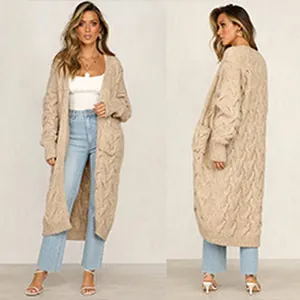 Vues de face et de côté d'un long cardigan beige en maille torsadée avec de grandes poches.