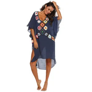 Vooraanzicht van marineblauwe strand-cover-up met kleurrijk gehaakt bloemenpatchwork