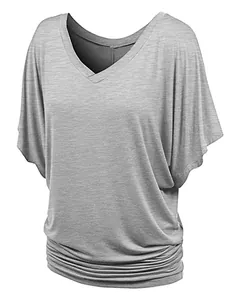 Λεπτομερής προβολή γυναικείου γκρι T-shirt με λαιμόκοψη V και μανίκια νυχτερίδα