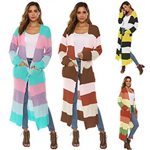 Aperçu de cardigans longs en maille rayée dans quatre motifs multicolores variés
