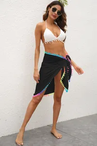 Schwarzer Strand-Wickelrock für Damen mit bunten Pompons und asymmetrischem Saum