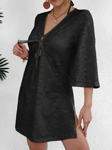 Elegante vestido playero de encaje negro con escote en V profundo para las vacaciones