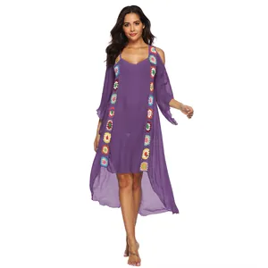 Detalle del vestido playero morado con hombros descubiertos y flores de ganchillo.