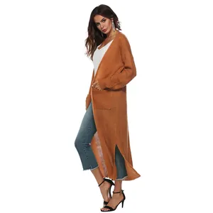 Vue complète d'un long cardigan en maille orange avec fentes latérales et grandes poches