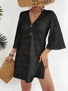 Vista detallada del vestido playero sexy de encaje negro con cuello en V y diseño de calado