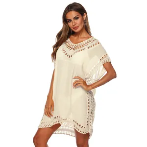 Vooraanzicht van een elegante crème gehaakte bikini cover-up strandjurk voor