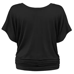 Πίσω όψη χαλαρού μαύρου t-shirt με μανίκια νυχτερίδα και μαλακή υφή υφάσματος και πτυχών