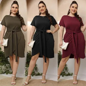 Detailansicht des Plus-Size-Kleides mit Bindegürtel und asymmetrischem Saum in drei Farben