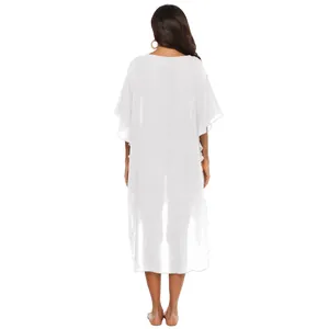 Achteraanzicht van een witte strand bikini cover-up met luchtige vleermuismouwen