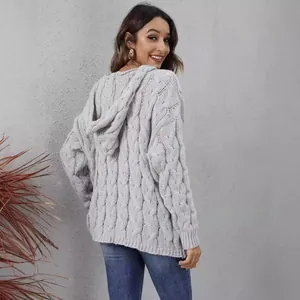 Stylischer hellgrauer Damen-Strickpullover mit Zopfmuster und Kapuze in lockerer Passform