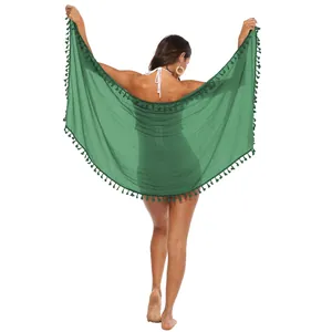Vista posteriore di un pareo verde da spiaggia con nappe decorative per vacanze estive