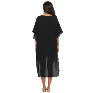 Achteraanzicht van een zwarte transparante strandkaftan met een vloeiend silhouet