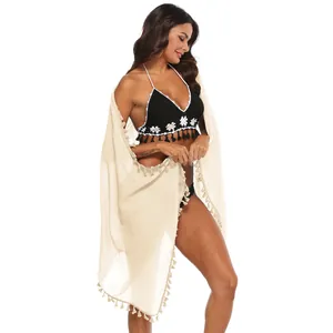 Elegante copricostume boho color crema con set bikini all'uncinetto nero e nappe