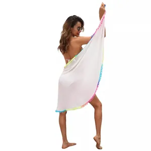 Weiße Strand-Sarong-Wickelung mit bunten Quasten und unregelmäßigem Saum am Model.