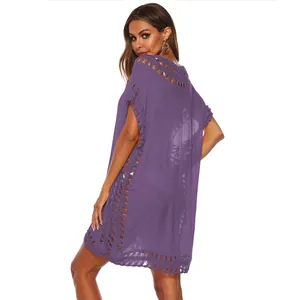 Detailweergave van een paarse strand-bikini-cover-up met V-hals en haakwerkdetails.
