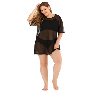 Vue détaillée d'une femme grande taille portant une robe de plage en maille noire transparente.
