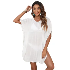 Élégant cache-maillot blanc avec bordure à pompons et design décontracté à col en V