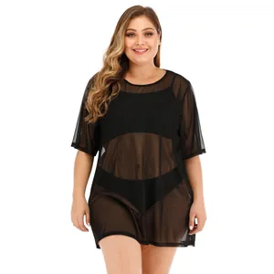Vue détaillée d'un cache-bikini en maille noire sur un mannequin grande taille en studio