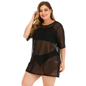 Vue détaillée du cache-maillot de plage en maille noire grande taille sur bikini.