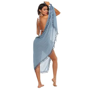 Elegante sarong da spiaggia blu con nappe per donna che mostra i dettagli del design posteriore