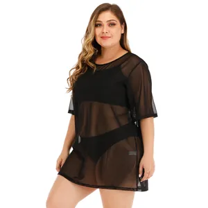 Gros plan de la robe de plage en maille noire montrant la texture transparente