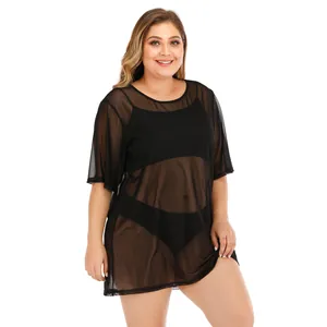 Vue complète d'un cache-maillot noir en maille montrant la texture sur mannequin grande taille