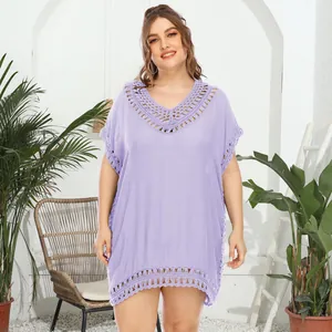 Detalle del cuello en V de ganchillo hecho a mano en este vestido de playa morado de talla grande