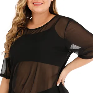 Gros plan de la tunique de plage en maille noire grande taille, tissu transparent