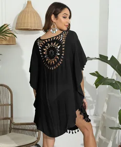 Nahaufnahme des exquisiten schwarzen Häkelmusters auf der Rückseite dieses Strand-Cover-ups