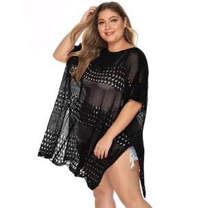 Detail van zwarte plus-size gehaakte mesh strandjurk voor bikini-overtrek