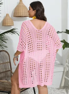 Detalle posterior de un vestido playero rosa de talla grande con tejido calado