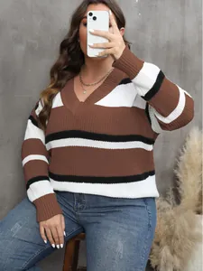 Elegante maglione a righe da donna taglie forti con scollo a V e blocchi di colore marrone