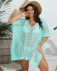 Detalle del vestido de playa de ganchillo verde menta con diseño calado y cuello en pico