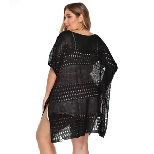 Achteraanzicht van zwarte plus size gehaakte strandcover-up met fijne opengewerkte textuur