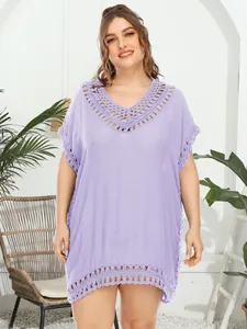 Elegante vestido playero morado con cuello en V y detalles de ganchillo para mujer