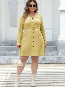 Elegante abito a linea A giallo a costine taglie forti con scollo a V e bottoni decorativi