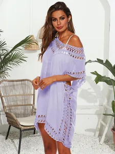 Elegante vestido playero de ganchillo lavanda con cuello en V para mujer en vacaciones