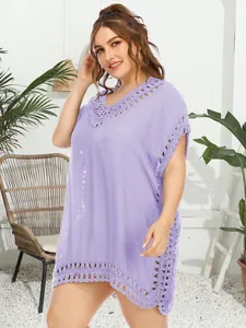 Elegante vestido de playa lavanda con cuello en V y detalles de ganchillo para verano