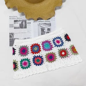 Detalle de los pantalones cortos de playa de ganchillo con patchwork de flores de colores