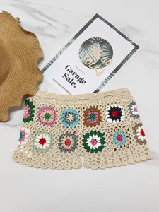Detalle de pantalones cortos de ganchillo hechos a mano con motivos de cuadros de colores