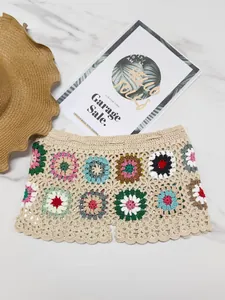 Primer plano del patrón de ganchillo colorido hecho a mano en shorts beige