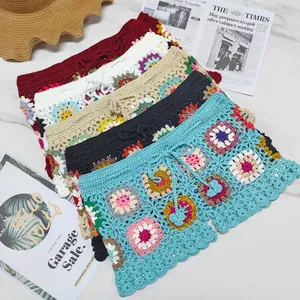 Pantalones cortos de playa de ganchillo granny square con motivos florales